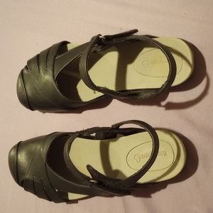 Bear trap sandals size 7 wide